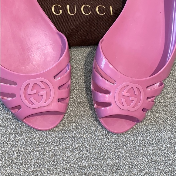 GUCCI pink rubberized peep toe pool vacation flat - Picture 2 of 8